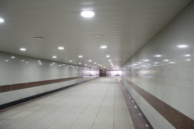 Tünel, gece yeraltına yaya geçidi