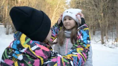 Anne ve kızı orman kış