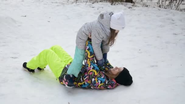 Jeune mère avec fille — Video