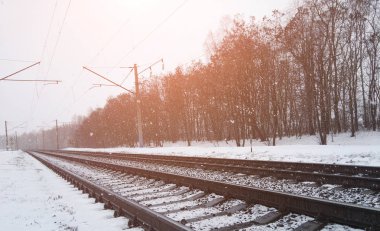 Demiryolu rayları ve yüksek gerilim hatları.