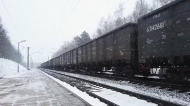 Yük treni kış döneminde rides