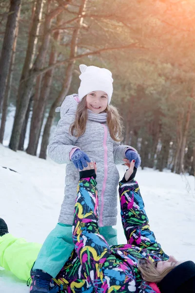 Família Feliz Mãe Criança Filha Divertindo Parques Inverno — Fotografia de Stock