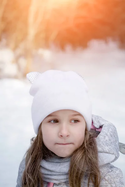 一个悲伤的女孩在冬天的肖像 — 图库照片