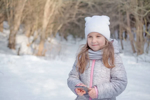 Pequena bela menina retrato na floresta de inverno — Fotografia de Stock