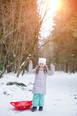 küçük kız bir kızak çekme