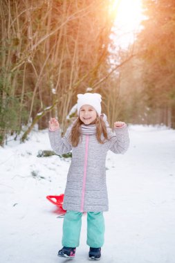 küçük kız bir kızak çekme