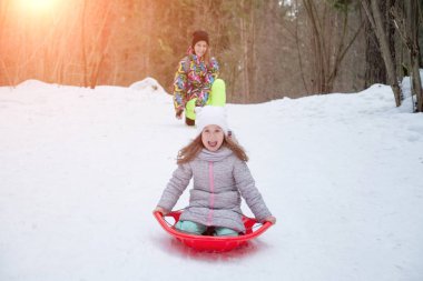 Aile sevgisi: anne ve kızı binmek parkta halletme