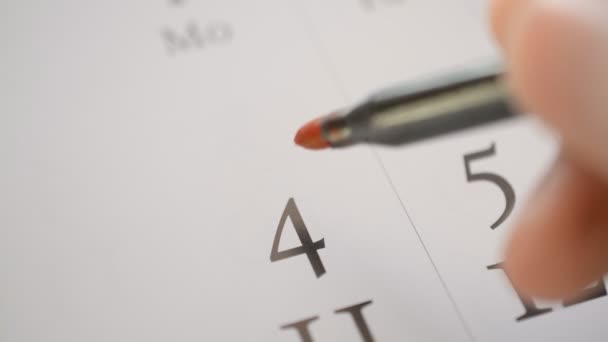 Assinando um dia em um calendário por caneta vermelha — Vídeo de Stock