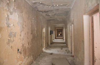 Terk edilmiş bir eski binanın iç.
