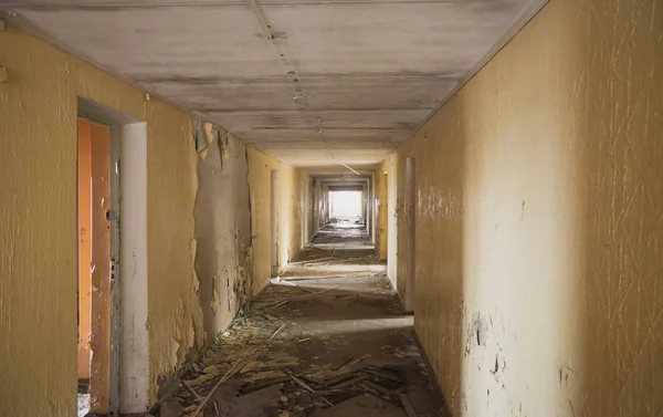 El interior de un antiguo edificio abandonado . — Foto de Stock