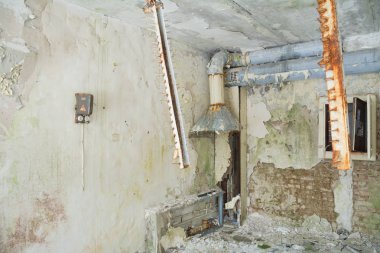 İç hacme sahip bir terk edilmiş eski ve pis.