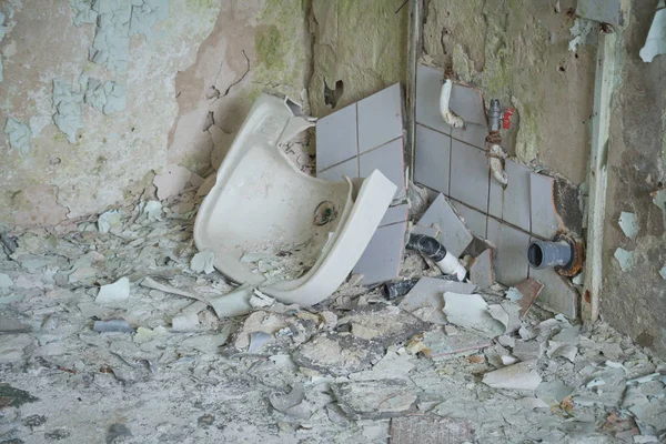 Interior de una habitación vieja y sucia abandonada . — Foto de Stock