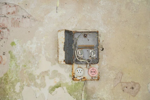 Interior de una habitación vieja y sucia abandonada . — Foto de Stock