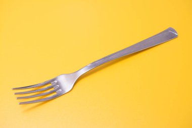 Sarı arka plan üzerinde izole çatal