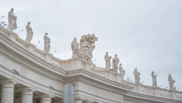 Vatican city, rom, italien - 23. februar 2019: teil der architektonischen struktur auf dem platz des vatican, rom. — Stockfoto