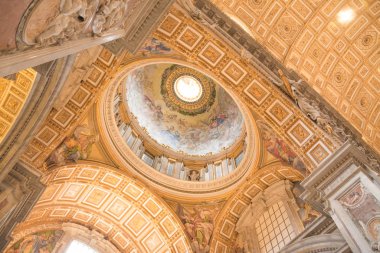 Vatikan, Rome, İtalya - 23 Şubat 2019: Vatikan kutsal havari Peter Bazilikası iç tavan.