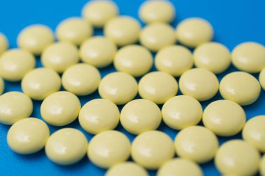 Mavi arka planda sarı haplar