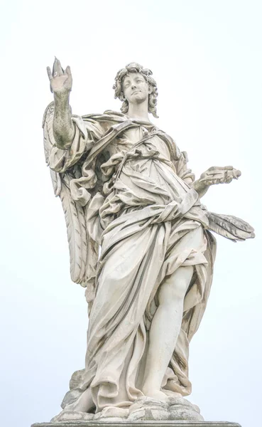 Памятник ангелу Бернини в Риме — стоковое фото