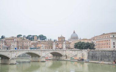 Roma, İtalya. Köprü ve Castel Sant Angelo ve Tiber Nehri. Ünlü dünya Simgesel Yapı.