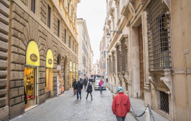 Roma, İtalya - 23 Şubat 2019: İnsanlar Roma şehri dar sokaklarında yürüyüş.