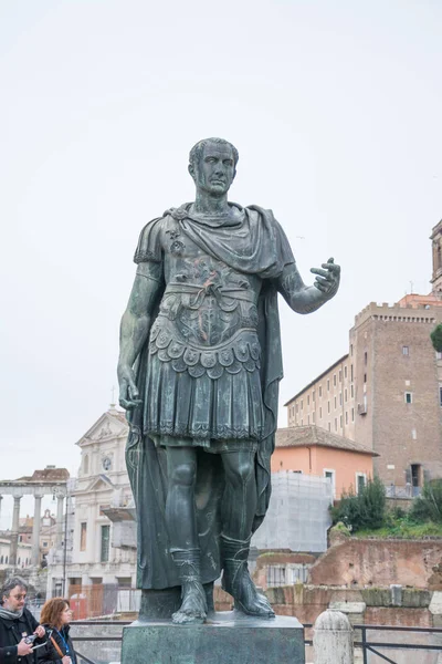 Рим, Италия - 23 февраля 2019 года: Статуя Юлия Цезаря Римский форум Рим Италия — стоковое фото