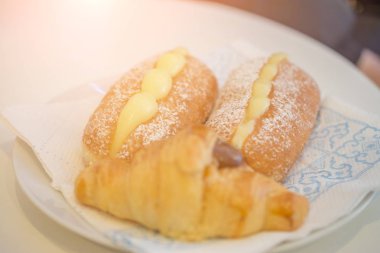 taze croasan ve çörek masaya bir tabak içinde