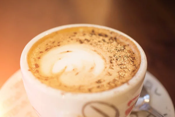 Delicioso capuchino italiano con una espuma sobre una mesa de madera — Foto de Stock