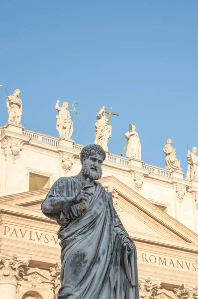 Vatikanische stadt, rom, italien - 16. februar 2015: die statue des heiligen paul in der nähe des eingangs des heiligen peter — Stockfoto