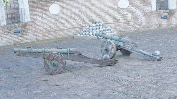 Rom, italien - 16. februar 2015: alte kanone im schloss von kaiser adrian — Stockfoto
