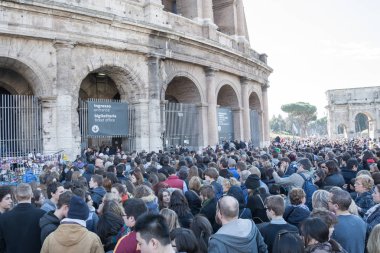 Rome, İtalya - 16 Şubat 2015: Roma, İtalya Colosseum giriş hattına bekleyen turist.