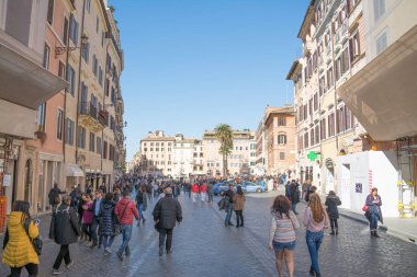 Rome, İtalya - 23 Şubat 2019: Piazza di Spagna İspanyol Merdivenleri ve Via Condotti'görüntülendi.