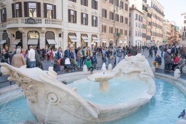 Rome, İtalya - 23 Şubat 2019: Barcaccia çeşme İspanya Plaza, turist