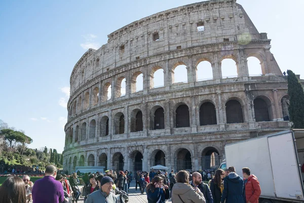 Rome, Italy - February 16, 2015: Rome colosseo square with tourist — Stock Photo, Image