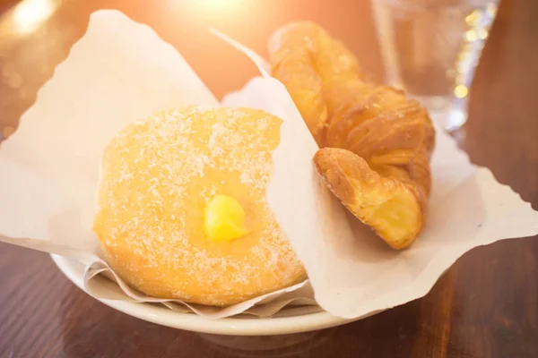Вкусный пончик на завтрак — стоковое фото