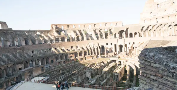 Rom, italien - 23. februar 2019: im kolosseum oder kolosseum im sommer, italien. — Stockfoto