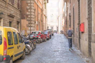 Rome, İtalya - 16 Şubat 2015: Roma tarzında Avrupa Bina ile wall street yürüyüş insanlar