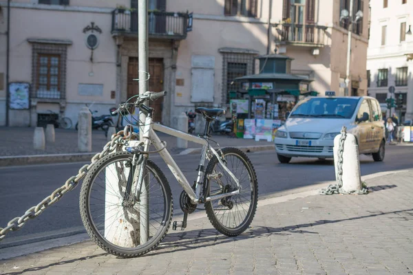 Řím, Itálie – 16. února 2015: Staré kolo proti zdi doma — Stock fotografie