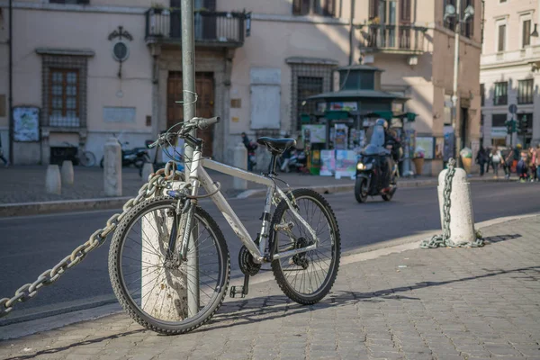 Řím, Itálie – 16. února 2015: Staré kolo proti zdi doma — Stock fotografie