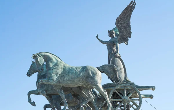 Estatuas de bronce y cielo azul sobre los mármoles del Altare della Patria —  Fotos de Stock