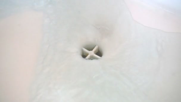 Blått vatten körs från öppen kran i vit diskho — Stockvideo