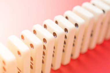Domino kırmızı masada