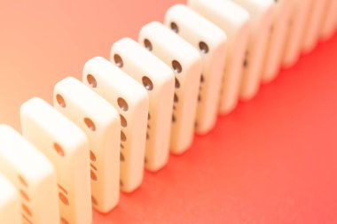 Domino kırmızı masada