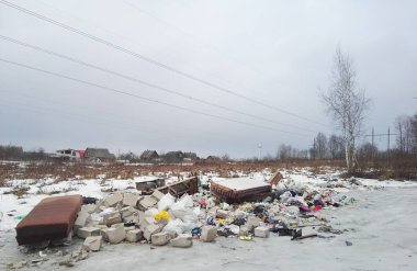 Minsk, Beyaz Rusya - 6 Mart 2019: Çöplüğü forest yakınındaki.