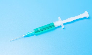 Mavi izole şırınga