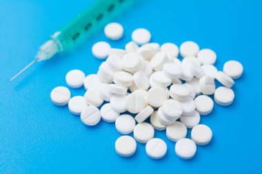 Mavi izole antibiyotik beyaz hap yığın