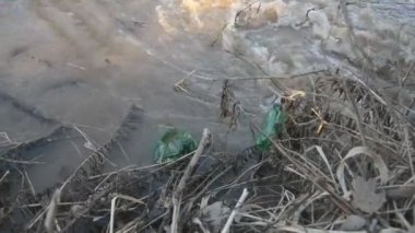 kahverengi su, plastik geri dönüşüm sorunları dünya çapında iki yeşil plastik şişelerde