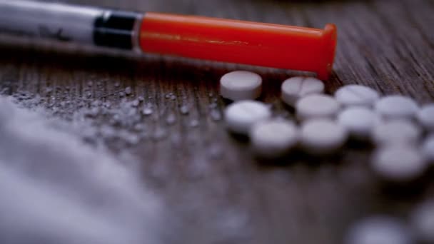 Tabela de drogas close-up, viciado em drogas — Vídeo de Stock