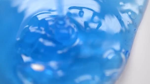 蓝色胶凝体液体在白色背景 — 图库视频影像