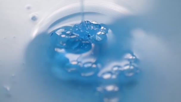 Liquido gel blu su sfondo bianco — Video Stock