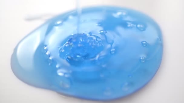 Liquido gel blu su sfondo bianco , — Video Stock